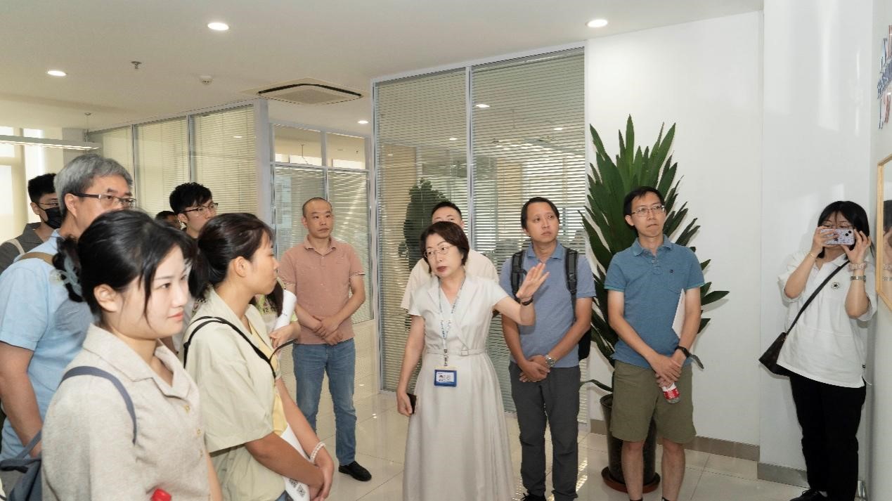澳门汗青老师国情研建班莅临Z6尊龙科技参观调查