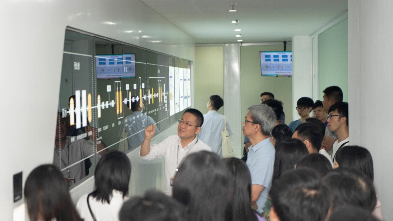 澳门汗青老师国情研建班莅临Z6尊龙科技参观调查
