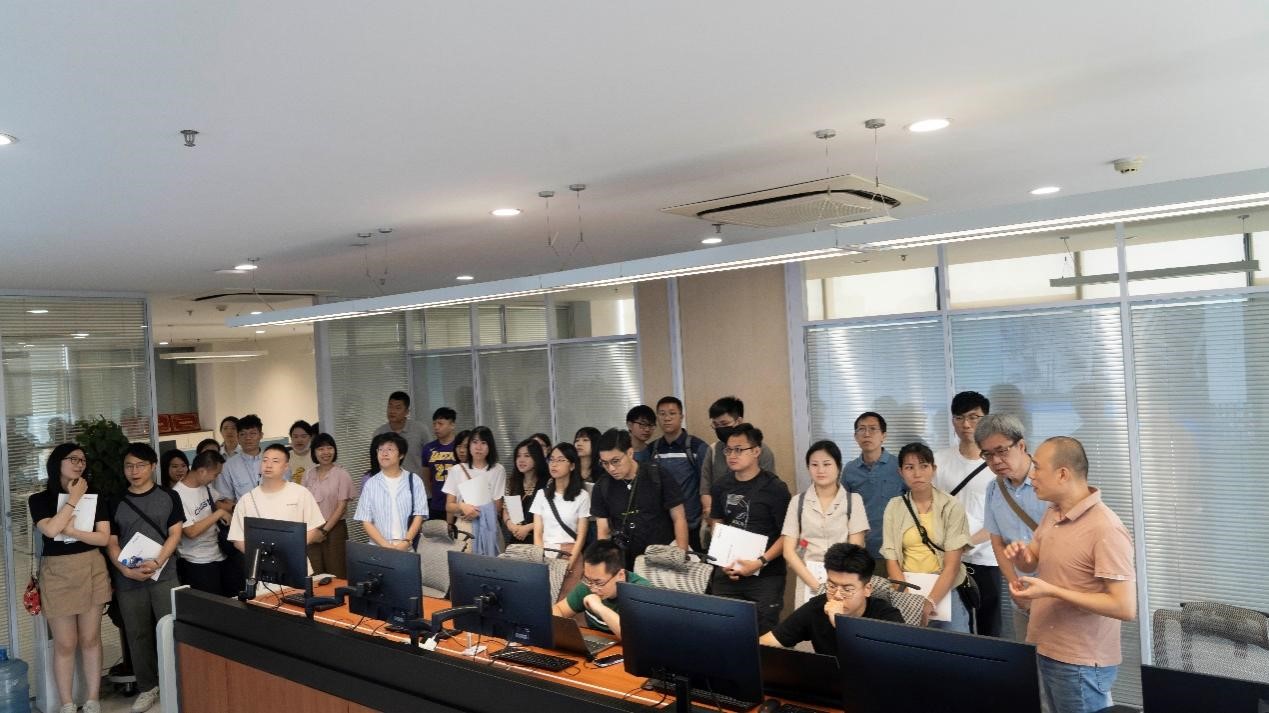 澳门汗青老师国情研建班莅临Z6尊龙科技参观调查